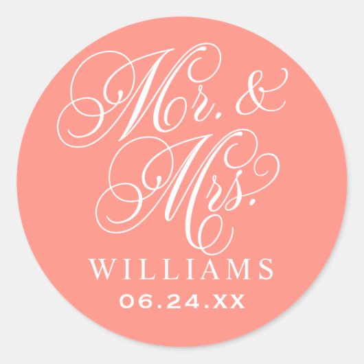 Elegante Koraal Mr en Mrs Script Monogram Ronde Sticker (Voorkant)
