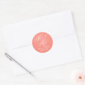 Elegante Koraal Mr en Mrs Script Monogram Ronde Sticker (Envelop)