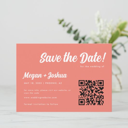 Elegante Koraal Roze Script QR Code Trouwen Save The Date (Staand voorkant)