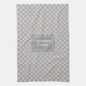 Elegante koraalgrijze handdoek met aangepaste naam (Verticaal)