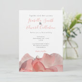 Elegante koraalroze roos bloemige trouwuitnodiging kaart (Staand voorkant)