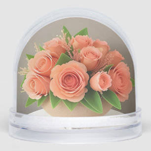 Elegante koraalrozen in glazen fles op tafel sneeuwbol