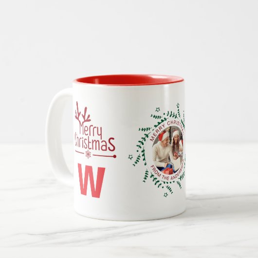 Elegante Krans Kerstfoto Familie Monogram Tweekleurige Koffiemok (Voorkant links)