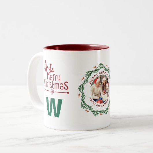 Elegante Krans Kerstfoto Familie Monogram Tweekleurige Koffiemok (Voorkant links)