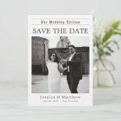 Elegante Krant Zwart en Wit Foto Bruiloft Save The Date (Staand voorkant)