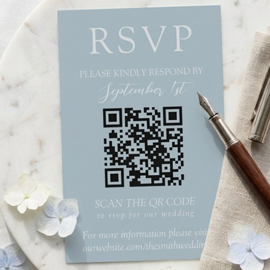 Elegante Kust Blauwe Script QR Bruiloft RSVP Kaartje