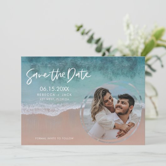 Elegante Kuststrand Bruiloft Save the Date (Staand voorkant)