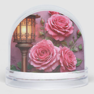 Elegante lantaarn met bloeiende roze rozen sneeuwbol