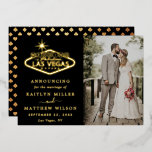 Elegante Las Vegas bestemming bruiloft aankondigin Folie Uitnodiging<br><div class="desc">Aankondig uw huwelijk in stijl met deze trendy Las Vegas bruiloft echte gouden folie gedrukte aankondigingskaarten. De sjabloon bewoording en foto is gemakkelijk te personaliseren en uw familie en vrienden zullen blij zijn wanneer ze deze geweldige aankondigingskaarten ontvangen.</div>