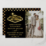 Elegante Las Vegas bestemming bruiloft aankondigin Folie Uitnodiging<br><div class="desc">Aankondig uw huwelijk in stijl met deze trendy Las Vegas bruiloft echte gouden folie gedrukte aankondigingskaarten. De sjabloon bewoording en foto is gemakkelijk te personaliseren en uw familie en vrienden zullen blij zijn wanneer ze deze geweldige aankondigingskaarten ontvangen.</div>