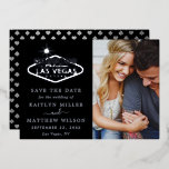 Elegante Las Vegas bruiloft foto Save The Date Rea Folie Uitnodiging<br><div class="desc">Vier in stijl met deze trendy Las Vegas bruiloft foto echte zilveren folie ingedrukt bewaar de datum kaarten. De sjabloon bewoording en foto is gemakkelijk te personaliseren en uw familie en vrienden zullen blij zijn wanneer ze deze geweldige dank ontvangen. Overeenkomende bruidsartikelen zijn te vinden in het collectie.</div>