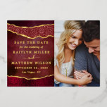 Elegante Las Vegas bruiloft foto Save The Date Rea Folie Uitnodiging<br><div class="desc">Vier in stijl met deze elegante en zeer trendy trouwfoto echte gouden folie ingedrukt om de datumkaarten te bewaren. De sjabloon bewoording en foto is gemakkelijk te personaliseren en uw familie en vrienden zullen blij zijn wanneer ze deze geweldige dank ontvangen. Overeenkomende bruidsartikelen zijn te vinden in het collectie.</div>