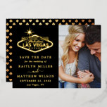 Elegante Las Vegas bruiloft foto Save The Date Rea Folie Uitnodiging<br><div class="desc">Vier in stijl met deze trendy Las Vegas bruiloft foto echte gouden folie gedrukt op de datum kaarten. De sjabloon bewoording en foto is gemakkelijk te personaliseren en uw familie en vrienden zullen blij zijn wanneer ze deze geweldige dank ontvangen. Overeenkomende bruidsartikelen zijn te vinden in het collectie.</div>