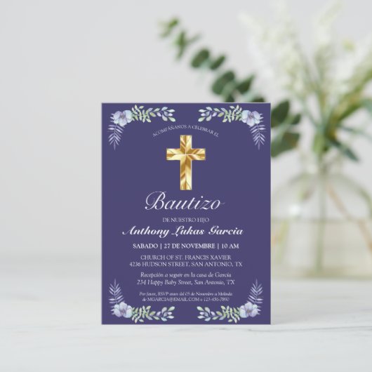 Elegante Lavanda Cruz De Oro Bautizo Bebé Uitnodiging Briefkaart (Staand voorkant)