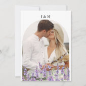 Elegante lavendel bloemen paarse boog foto bruilof kaart (Achterkant)
