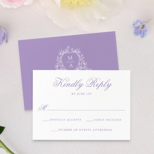 Elegante Lavendel Floral Crest Monogram Huwelijk RSVP Kaartje