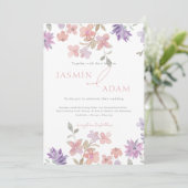 Elegante Lavendel Roze Wilde Bloem Monogram Bruilo Kaart (Staand voorkant)