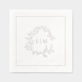 Elegante Leafy Crest Monogrammed Wedding Zilver Folie Servetten (Voorkant)