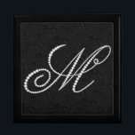 Elegante letter M Sparkling Diamonds Monogram Cadeaudoosje<br><div class="desc">Elegant zwarte en witte sparkerdiamanten initiaal letter M. Andere letters komen binnenkort. Stuur me een e-mail voor je initiaal om het sneller te krijgen,  want het kost tijd om dit te doen. Dit is een afbeelding diamanten en niet echt of nep.</div>