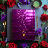 Elegante levendige Paarse nep krokodil monogram Notitieboek