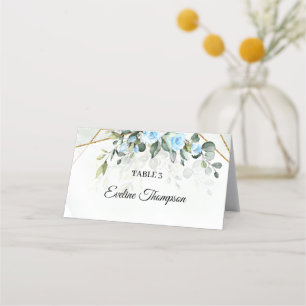 Elegante lichtblauwe bloemen eucalyptus en goud plaatskaartje
