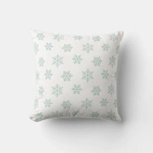 Elegante lichtblauwe sneeuwvlokken op wit kussen