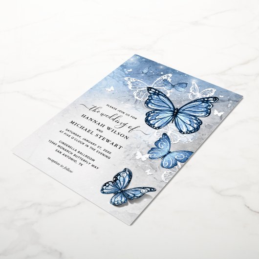 Elegante Lichte Baby Blauwe Vlinder bruiloft Echt Folie Uitnodiging (Gedraaid)