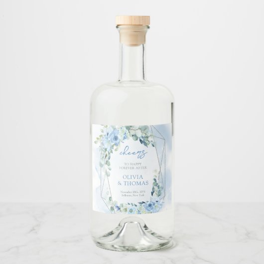 Elegante lichte pastelblauwe bloemen en eucalyptus likeurfles etiket (Voorkant)