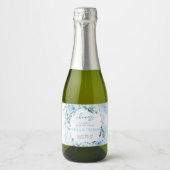 Elegante lichte pastelblauwe bloemen en eucalyptus sparkling wijnetiket (Voorkant)