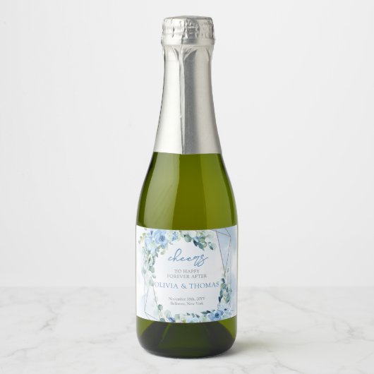 Elegante lichte pastelblauwe bloemen en eucalyptus sparkling wijnetiket (Voorkant)