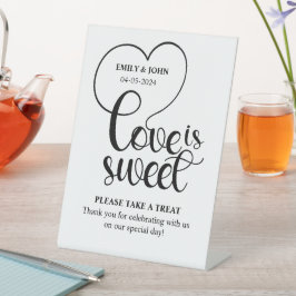 Elegante Liefde Is Zoete Calligraphy Hart Trouwdag Reclamebord Met Voetstuk