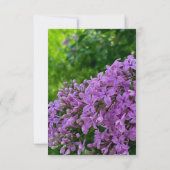 Elegante Lila paarse bloemenbruiloft uitnodigingen (Achterkant)