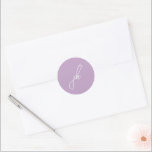 Elegante Lila Script Monogram bruiloft Ronde Sticker<br><div class="desc">Elegante bruiloft stickers met een klassiek ontwerp met uw monogram in een script lettertype.</div>