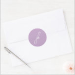 Elegante Lila Script Monogram bruiloft Ronde Sticker<br><div class="desc">Elegante bruiloft stickers met een klassiek ontwerp met uw monogram in een script lettertype.</div>