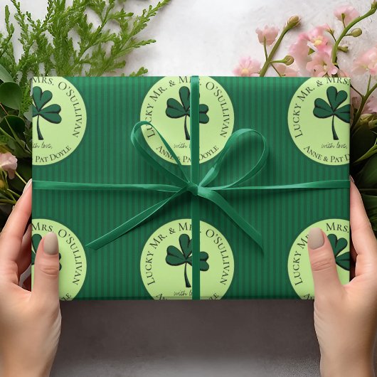 Elegante Lucky Bride en Groom Green Stripes Clover Cadeaupapier