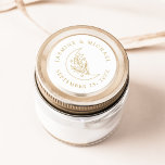 Elegante maan en sterren gouden bruiloft gunst ronde sticker<br><div class="desc">Voeg een persoonlijke touch toe aan uw enveloppen,  huwelijksgunsten en meer met deze Elegant Moon and Stars gouden trouwstickers. Het ontwerp toont een gouden lijn illustratie van een maan versierd met sterren en gebladerte op een witte achtergrond. Uw namen en trouwdatum worden in gouden letters weergegeven.</div>