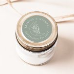 Elegante Maan en Sterren Sage Groene Huwelijksguns Ronde Sticker<br><div class="desc">Voeg een gepersonaliseerde touch toe aan uw enveloppen,  huwelijksgunsten en meer met deze Elegant Moon and Stars sage groene trouwstickers. Het ontwerp toont een witte lijn illustratie van een maan versierd met sterren en gebladerte op een wijze groene achtergrond. Uw namen en trouwdatum worden in witte letters weergegeven.</div>