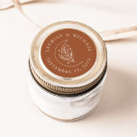 Elegante maan en sterren Terracotta bruiloft gunst Ronde Sticker<br><div class="desc">Voeg een persoonlijke touch toe aan uw enveloppen,  huwelijksgunsten en meer met deze Elegant Moon and Stars terracotta trouwstickers. Het ontwerp is voorzien van een lichte crème lijn illustratie van een maan versierd met sterren en gebladerte op een terracotta achtergrond. Uw namen en trouwdatum worden in crèmekletters weergegeven.</div>