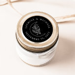 Elegante maan en sterren zwart bruiloft gunst ronde sticker<br><div class="desc">Voeg een gepersonaliseerde touch toe aan uw enveloppen,  huwelijksgunsten en meer met deze Elegant Moon and Stars zwarte en witte trouwstickers. Het ontwerp toont een witte lijn illustratie van een maan versierd met sterren en gebladerte op een zwarte achtergrond. Uw namen en trouwdatum worden in witte letters weergegeven.</div>