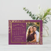 Elegante Magenta Plum & Gouden Kalender Fotobruilo Save The Date (Staand voorkant)