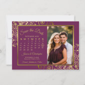 Elegante Magenta Plum & Gouden Kalender Fotobruilo Save The Date (Voorkant)