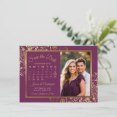 Elegante Magenta Plum & Gouden Kalender Fotobruilo Save The Date (Staand voorkant)