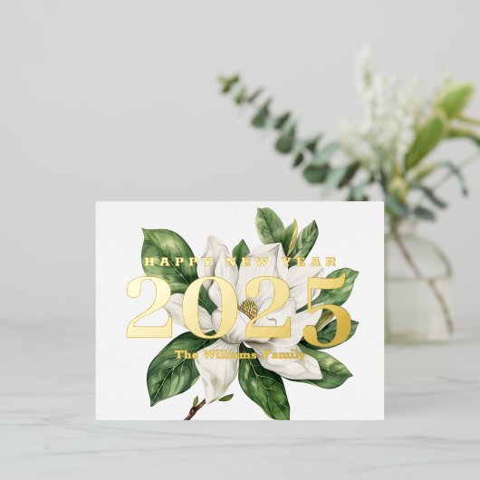 Elegante Magnolia Bloem Gelukkig Nieuwjaar 2025 Go Folie Feestdagen Briefkaart (Staand Voorkant)
