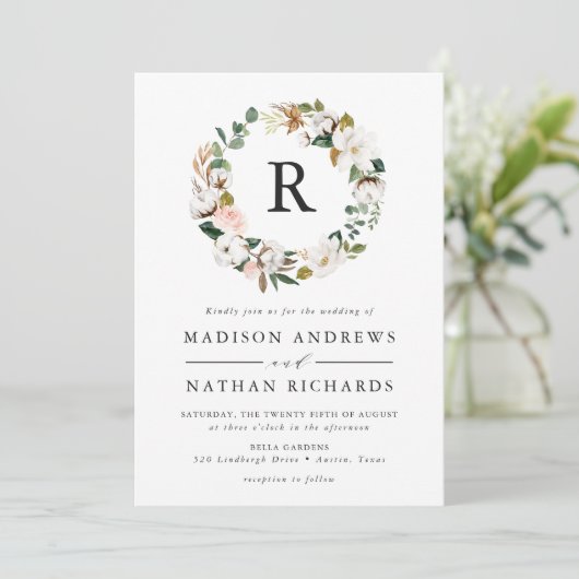 Elegante Magnolia en Blush Bloemen Monogram Bruilo Kaart (Staand voorkant)