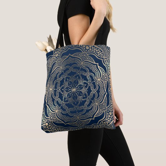 Elegante Mandala Art Boho Gold en Navy Blue Luxe Tote Bag (Dichtbij)