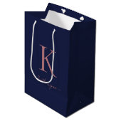 Elegante Marine Blauw Roze Rose Goud Monogram Naam Medium Cadeauzakje (Voorkant Gekanteld)
