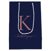 Elegante Marine Blauw Roze Rose Goud Monogram Naam Medium Cadeauzakje (Achterkant)