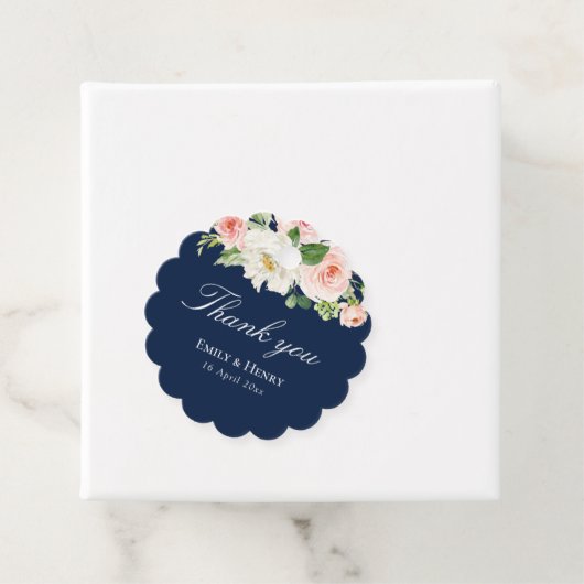 Elegante marine blauwe blos bloemenbruiloft bedankjes labels (In situ)