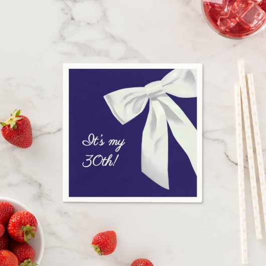 Elegante Marine Blauwe Verjaardag met Witte Boog Servet (Insitu)