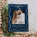 Elegante Marine en Gouden Ribbon Bow 2 Foto Folie Feestdagenkaart<br><div class="desc">Vier het seizoen met onze Elegant Navy en Gold Foil Ribbon Bow 2 Photo Holiday Kaart. Dit charmante ontwerp toont uw gekoesterde familiefoto omringd door een feestelijk gouden folie lint lijst, compleet met een boog aan de bovenkant. De achtergrond van de marine belicht prachtig de handgeschreven "Merry Christmas" groet in...</div>